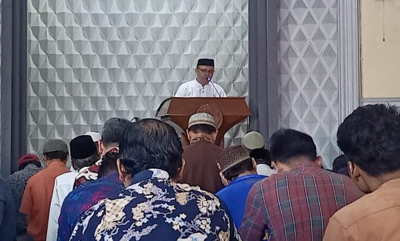 Ustadz Abdul Harits Zulmy menyampaikan khutbah Jumat Masjid At-Taqwa Jepara di hadapan para jamaah.