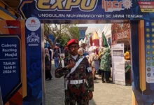 Personel Kokam Jepara berjaga di depan gerbang Expo LPCR PWM Jateng Blimbingrejo Nalumsari.