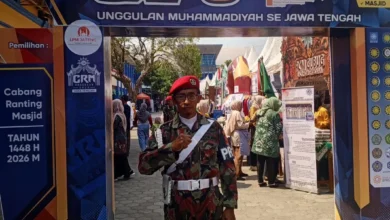 Personel Kokam Jepara berjaga di depan gerbang Expo LPCR PWM Jateng Blimbingrejo Nalumsari.