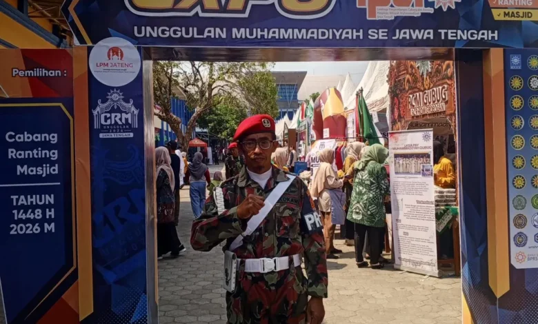 Personel Kokam Jepara berjaga di depan gerbang Expo LPCR PWM Jateng Blimbingrejo Nalumsari.