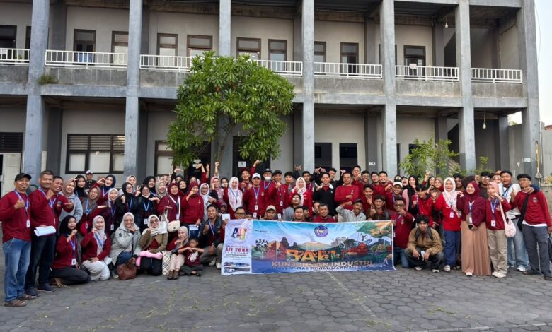 Peserta kunjungan industri lintas prodi TMU foto bersama membawa spanduk keberangkatan ke Bali di Kampus 2 TMU Tegal.