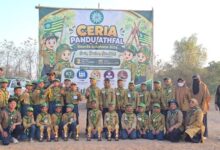 Kontingen Kwarcab HW Baki berfoto bersama membawakan piala Juara Umum di depan baliho CPA Sukoharjo 2026 Lapangan Tepisari.