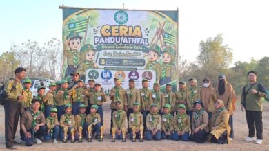 Kontingen Kwarcab HW Baki berfoto bersama membawakan piala Juara Umum di depan baliho CPA Sukoharjo 2026 Lapangan Tepisari.