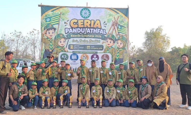 Kontingen Kwarcab HW Baki berfoto bersama membawakan piala Juara Umum di depan baliho CPA Sukoharjo 2026 Lapangan Tepisari.