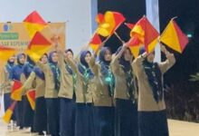 Siswa berhijab menampilkan atraksi bendera semapur saat LDK SMA Muhammadiyah 1 Bangsri di Gua Sakti Plajan.