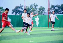 Pertandingan mini soccer KSPPS BTM Pekalongan melawan mitra instansi di lapangan sintetis