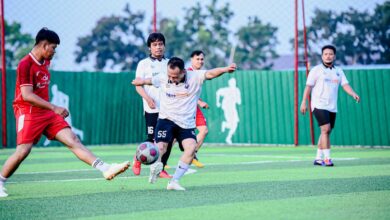 Pertandingan mini soccer KSPPS BTM Pekalongan melawan mitra instansi di lapangan sintetis