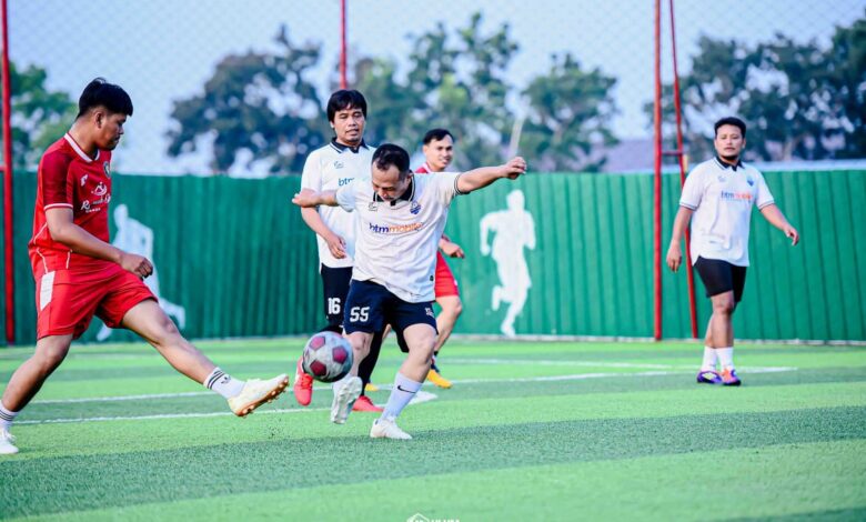 Pertandingan mini soccer KSPPS BTM Pekalongan melawan mitra instansi di lapangan sintetis