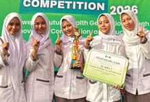 Lima mahasiswa keperawatan UNIMUS menunjukkan piala dan sertifikat Juara 1 atas inovasi SLEEP-7 UNIMUS di International Expo 2026.