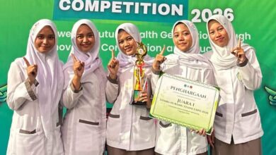 Lima mahasiswa keperawatan UNIMUS menunjukkan piala dan sertifikat Juara 1 atas inovasi SLEEP-7 UNIMUS di International Expo 2026.