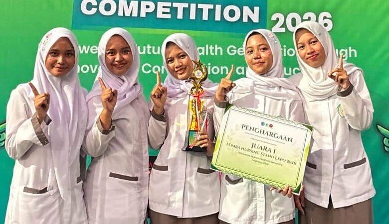 Lima mahasiswa keperawatan UNIMUS menunjukkan piala dan sertifikat Juara 1 atas inovasi SLEEP-7 UNIMUS di International Expo 2026.