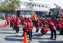 Siswa MI Muhammadiyah PK Kartasura mengikuti lomba 17 Agustus anak SD dalam kegiatan Gebyar Anak Merdeka UMS Surakarta.