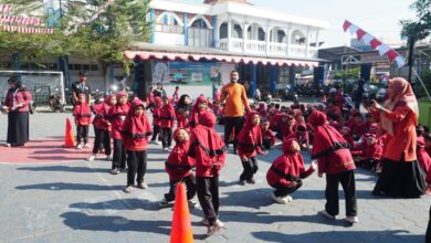 Siswa MI Muhammadiyah PK Kartasura mengikuti lomba 17 Agustus anak SD dalam kegiatan Gebyar Anak Merdeka UMS Surakarta.