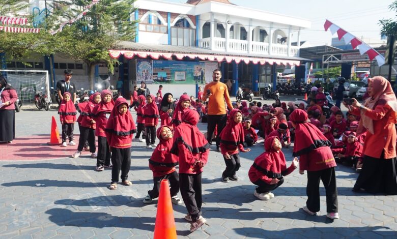Siswa MI Muhammadiyah PK Kartasura mengikuti lomba 17 Agustus anak SD dalam kegiatan Gebyar Anak Merdeka UMS Surakarta.