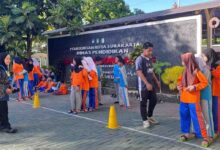 Siswa SD Negeri Sondakan Solo mengikuti lomba bakiak didampingi mahasiswa UMS saat peringatan Hari Anak Nasional 2026.