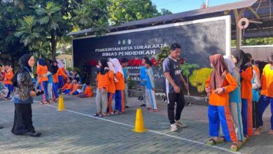 Siswa SD Negeri Sondakan Solo mengikuti lomba bakiak didampingi mahasiswa UMS saat peringatan Hari Anak Nasional 2026.