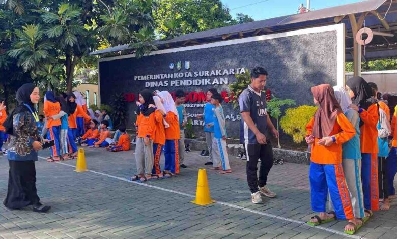 Siswa SD Negeri Sondakan Solo mengikuti lomba bakiak didampingi mahasiswa UMS saat peringatan Hari Anak Nasional 2026.