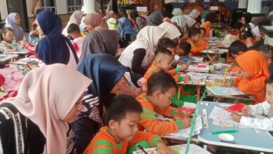 Suasana peserta anak-anak didampingi orang tua mengikuti lomba mewarnai dan menggambar Cilacap di Balai Desa Dayeuhluhur.