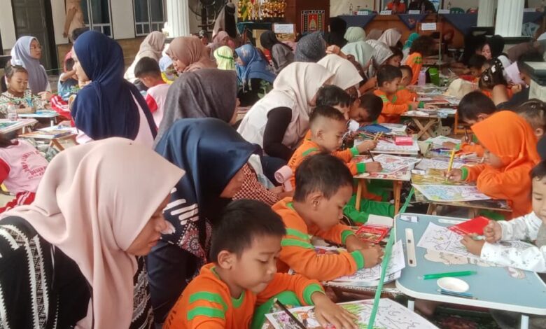 Suasana peserta anak-anak didampingi orang tua mengikuti lomba mewarnai dan menggambar Cilacap di Balai Desa Dayeuhluhur.