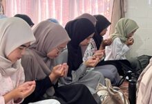 Mahasiswa D3 RMIK AKMT Temanggung khusyuk berdoa saat acara doa bersama menjelang UKOMNAS