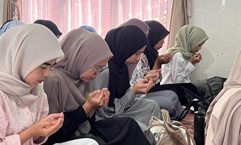 Mahasiswa D3 RMIK AKMT Temanggung khusyuk berdoa saat acara doa bersama menjelang UKOMNAS