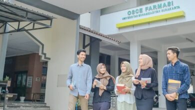 Mahasiswa Farmasi UMS sedang berjalan dan berdiskusi di depan gedung OSCE Farmasi Universitas Muhammadiyah Surakarta