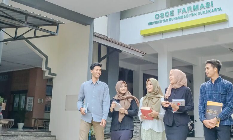 Mahasiswa Farmasi UMS sedang berjalan dan berdiskusi di depan gedung OSCE Farmasi Universitas Muhammadiyah Surakarta