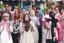 Sejumlah mahasiswa internasional UMP menyanyikan lagu Tanah Airku dan Rasa Sayange saat upacara HUT ke-81 RI di Kampus 1 UMP Purwokerto.