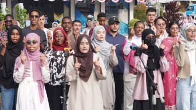 Sejumlah mahasiswa internasional UMP menyanyikan lagu Tanah Airku dan Rasa Sayange saat upacara HUT ke-81 RI di Kampus 1 UMP Purwokerto.
