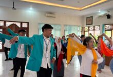Siswa SMP mengikuti pelatihan pertolongan pertama pada kecelakaan (P3K) balutan kaki dalam program UKS FK UMS Karanganyar.
