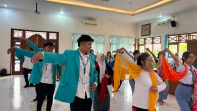 Siswa SMP mengikuti pelatihan pertolongan pertama pada kecelakaan (P3K) balutan kaki dalam program UKS FK UMS Karanganyar.