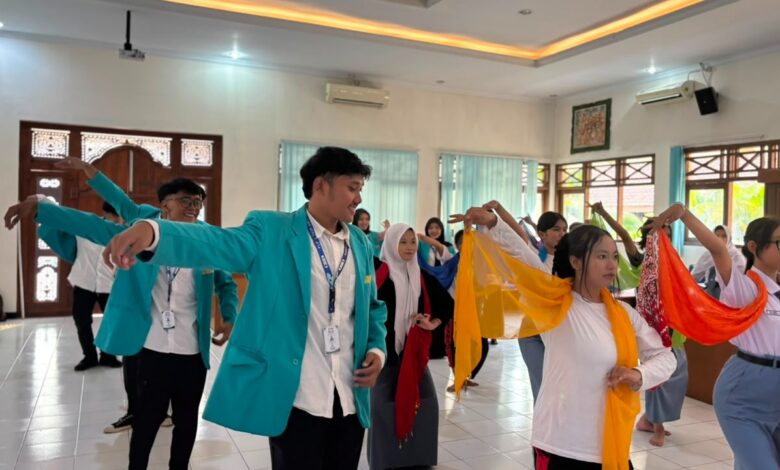 Siswa SMP mengikuti pelatihan pertolongan pertama pada kecelakaan (P3K) balutan kaki dalam program UKS FK UMS Karanganyar.