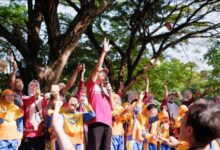 Mahasiswa PLP UMS mendampingi siswa SD Muhammadiyah PK Kottabarat melepas burung sebagai simbol harapan saat puncak MPLS di Taman Balekambang.