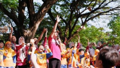 Mahasiswa PLP UMS mendampingi siswa SD Muhammadiyah PK Kottabarat melepas burung sebagai simbol harapan saat puncak MPLS di Taman Balekambang.