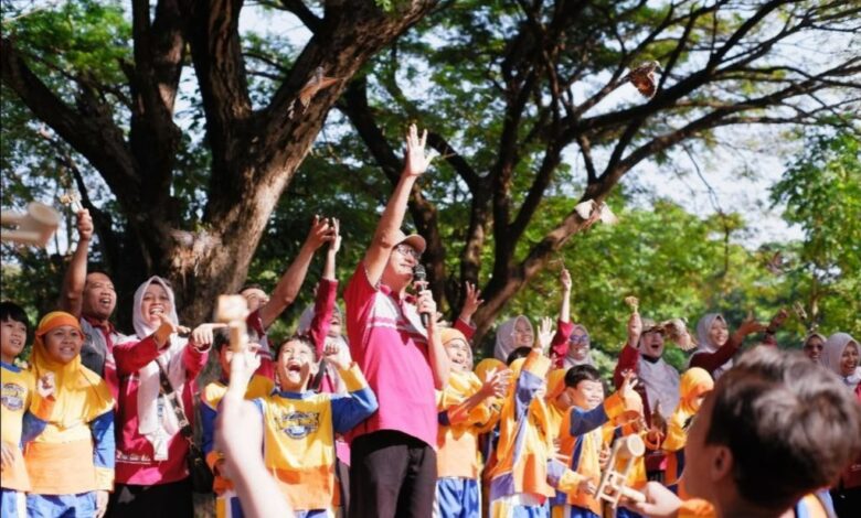 Mahasiswa PLP UMS mendampingi siswa SD Muhammadiyah PK Kottabarat melepas burung sebagai simbol harapan saat puncak MPLS di Taman Balekambang.