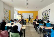 Mahasiswa Pendidikan Jasmani UMS memberikan pembelajaran dalam kelas kepada para siswa di SIJB