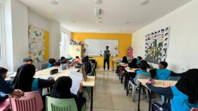Mahasiswa Pendidikan Jasmani UMS memberikan pembelajaran dalam kelas kepada para siswa di SIJB