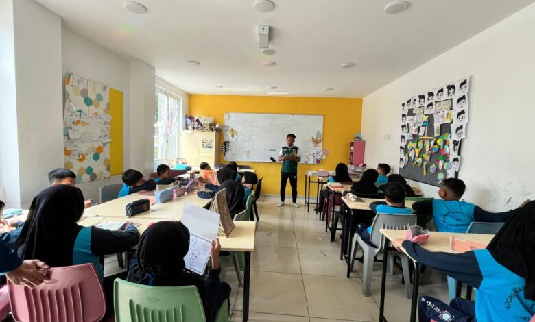 Mahasiswa Pendidikan Jasmani UMS memberikan pembelajaran dalam kelas kepada para siswa di SIJB