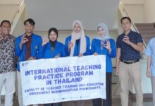 Empat mahasiswa FKIP UMP berpose bersama jajaran pimpinan universitas memegang spanduk 'International Teaching Practice Program in Thailand', siap untuk mengikuti praktik mengajar di luar negeri.