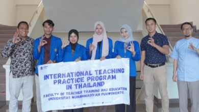 Empat mahasiswa FKIP UMP berpose bersama jajaran pimpinan universitas memegang spanduk 'International Teaching Practice Program in Thailand', siap untuk mengikuti praktik mengajar di luar negeri.