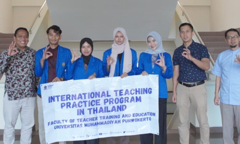 Empat mahasiswa FKIP UMP berpose bersama jajaran pimpinan universitas memegang spanduk 'International Teaching Practice Program in Thailand', siap untuk mengikuti praktik mengajar di luar negeri.