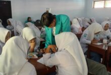 Mahasiswa PLP UMS mendampingi siswa SMK Muhammadiyah 2 Klaten Utara belajar bahasa Inggris interaktif di dalam kelas.