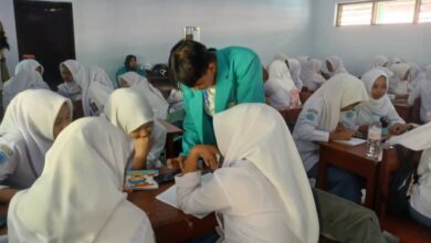 Mahasiswa PLP UMS mendampingi siswa SMK Muhammadiyah 2 Klaten Utara belajar bahasa Inggris interaktif di dalam kelas.