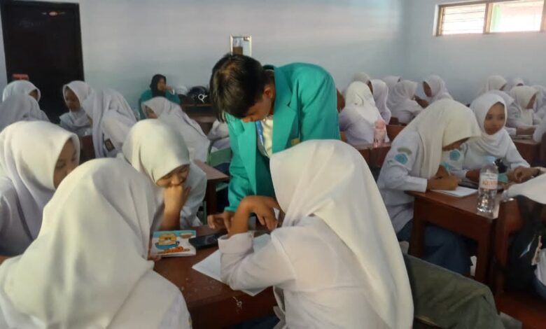 Mahasiswa PLP UMS mendampingi siswa SMK Muhammadiyah 2 Klaten Utara belajar bahasa Inggris interaktif di dalam kelas.