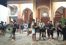 Anggota Marching Band MB Djuanda Pekalongan sedang latihan drumband malam hari di halaman Masjid Al-Hikmah Desa Pangkah.
