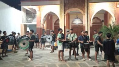 Anggota Marching Band MB Djuanda Pekalongan sedang latihan drumband malam hari di halaman Masjid Al-Hikmah Desa Pangkah.