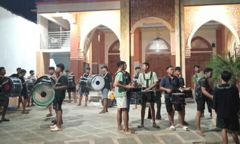 Anggota Marching Band MB Djuanda Pekalongan sedang latihan drumband malam hari di halaman Masjid Al-Hikmah Desa Pangkah.