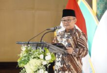 Mendikdasmen Abdul Mu'ti berpidato di podium dalam acara bersama Nasyiatul Aisyiyah guna mewujudkan pendidikan bermutu.