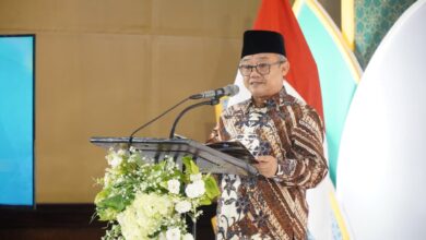 Mendikdasmen Abdul Mu'ti berpidato di podium dalam acara bersama Nasyiatul Aisyiyah guna mewujudkan pendidikan bermutu.