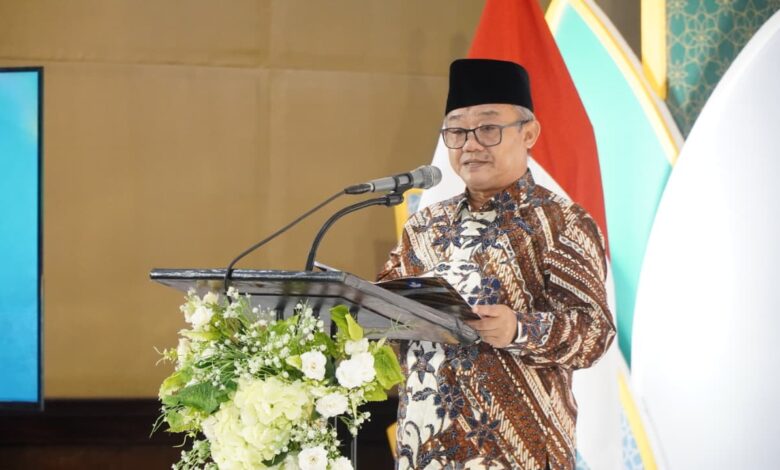 Mendikdasmen Abdul Mu'ti berpidato di podium dalam acara bersama Nasyiatul Aisyiyah guna mewujudkan pendidikan bermutu.